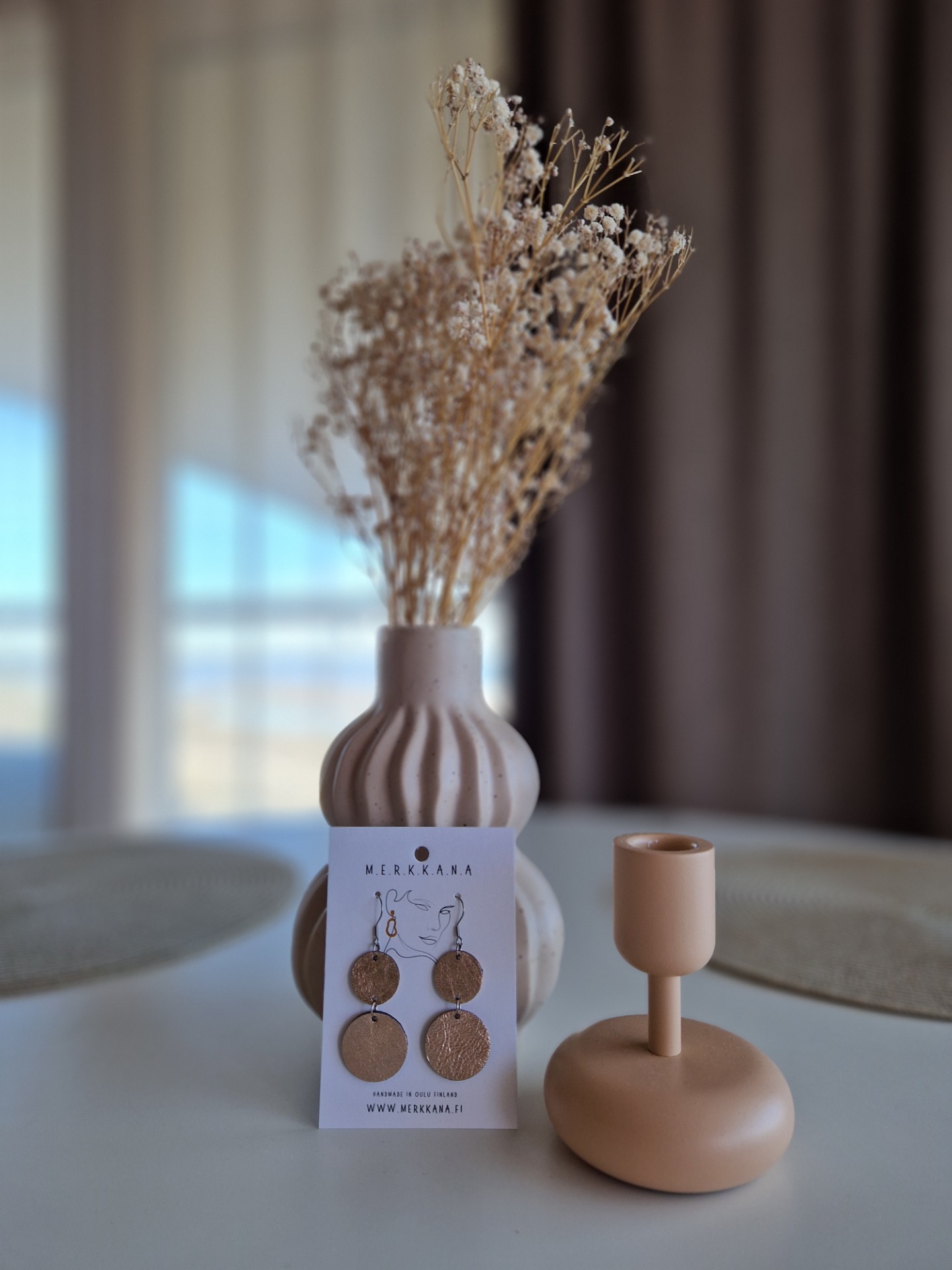 Kauniit ja yksinkertaiset ruusukultaiset nahkakorvakorut.