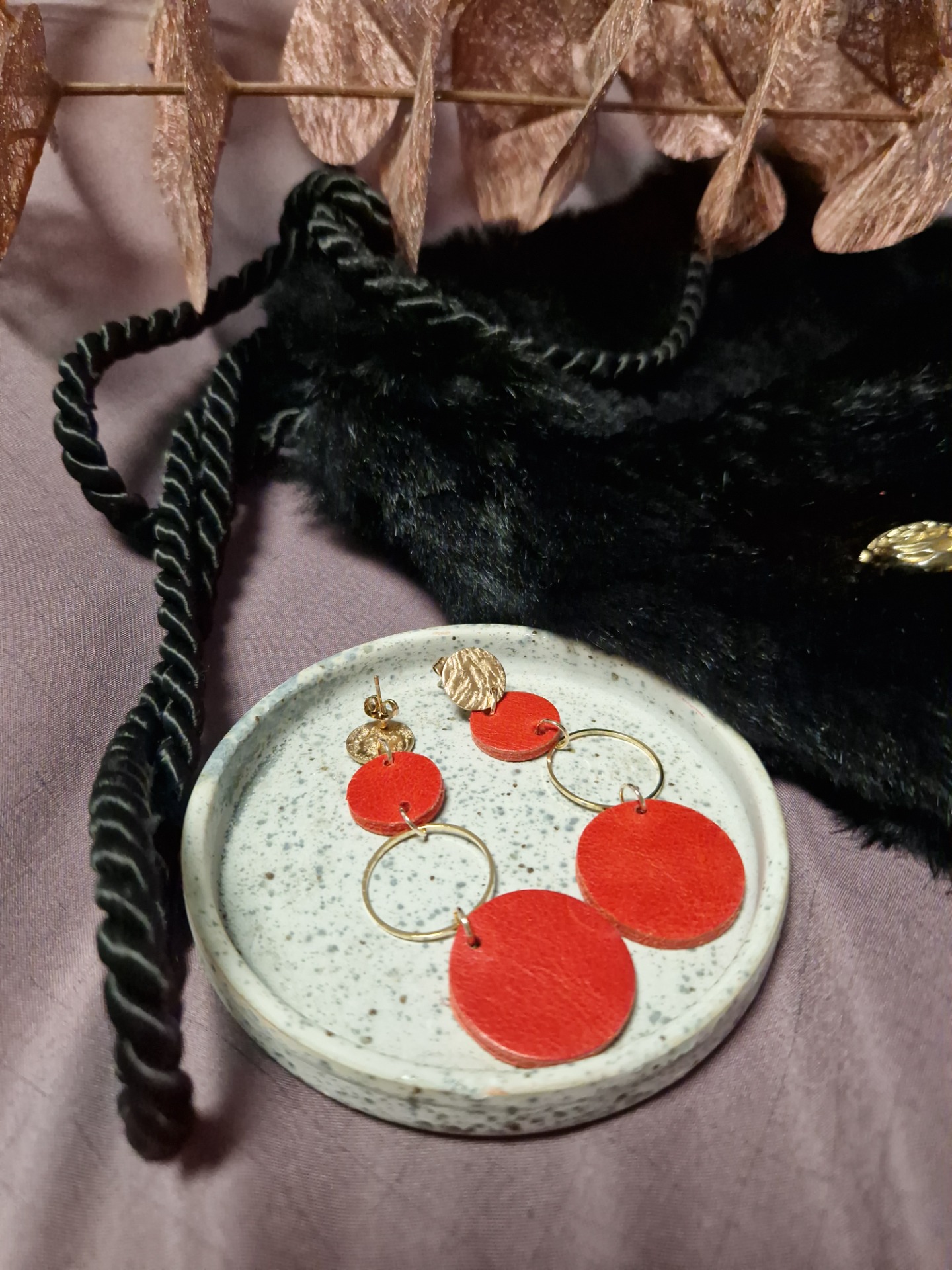 Korvakorunapit ovat kirurginterästä. Punaiset pallot ovat oikeaa nahkaa.