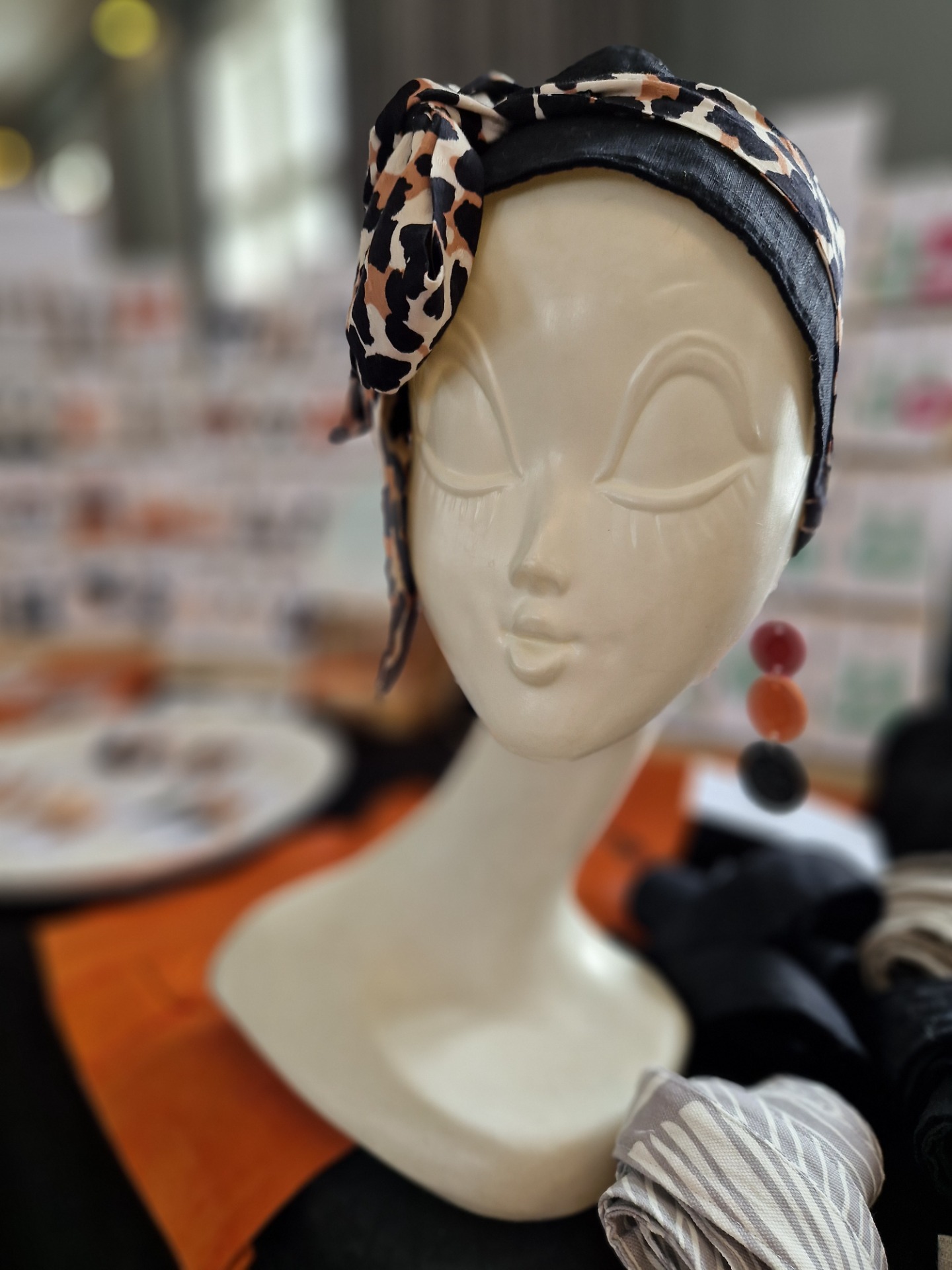 Käytä hiuspantana viimeistelemään kampaus – solmi taakse, sivulle tai ylös nutturan ympärille. Pellavan ja kuvioidun kankaan yhdistelmä luo luonnollisen, mutta tyylikkään ilmeen, joka sopii niin arkeen kuin juhlaan.