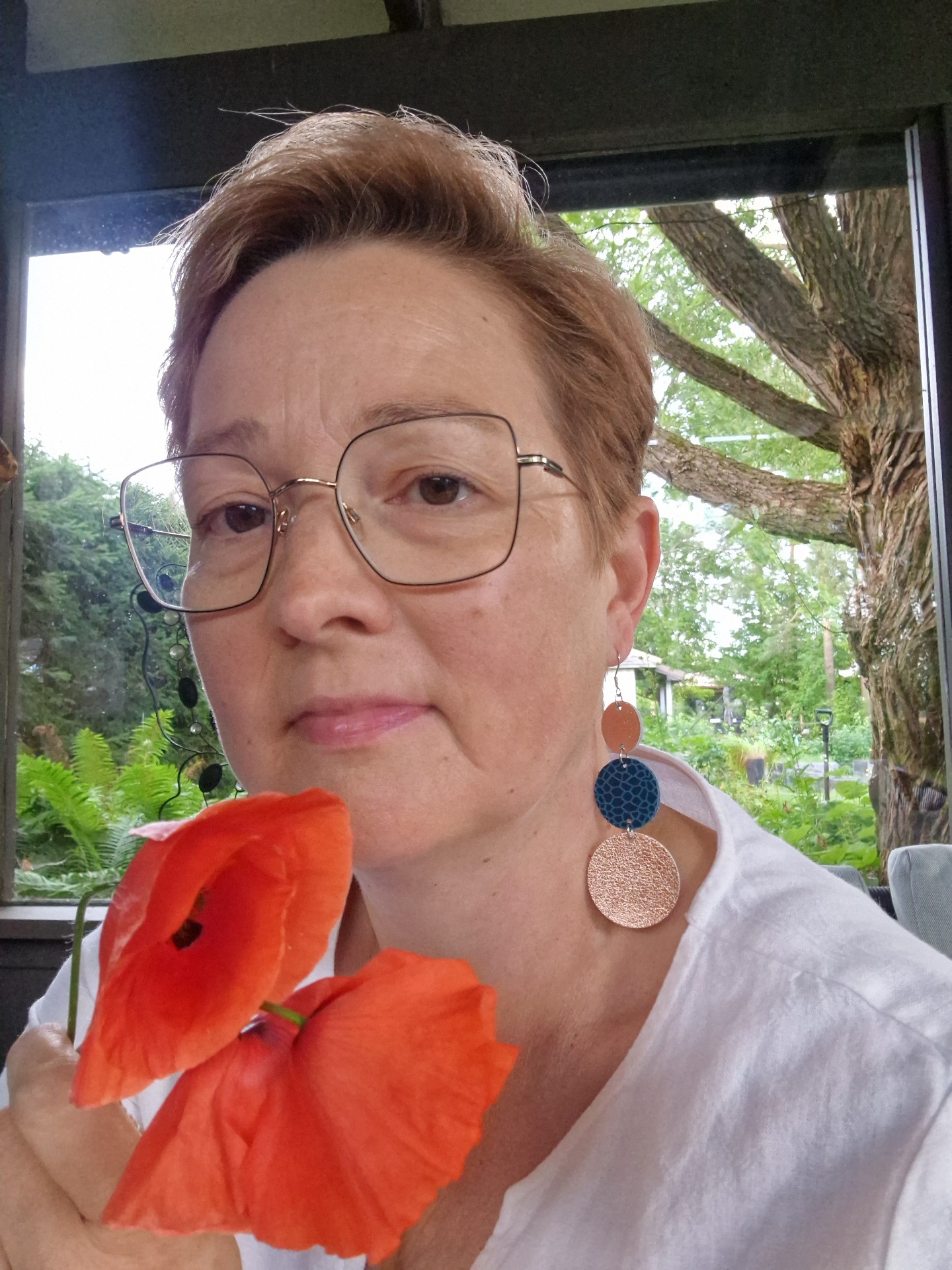 Ruusukultaa ja sinistä. Kevyttä kauneutta korvakoruissa. 