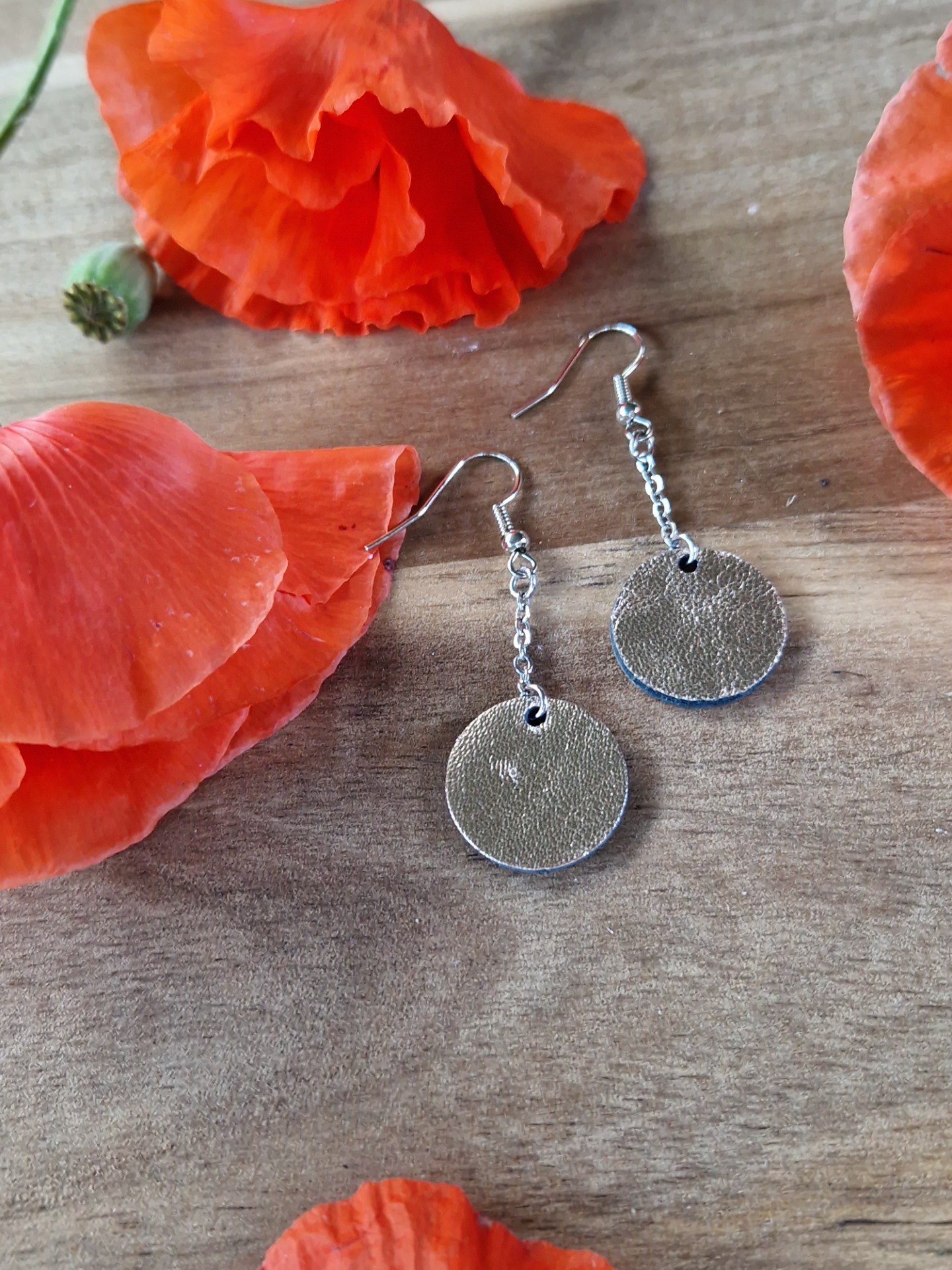 Teräsketjun päässä roikkuva pieni nahkainen pallo.