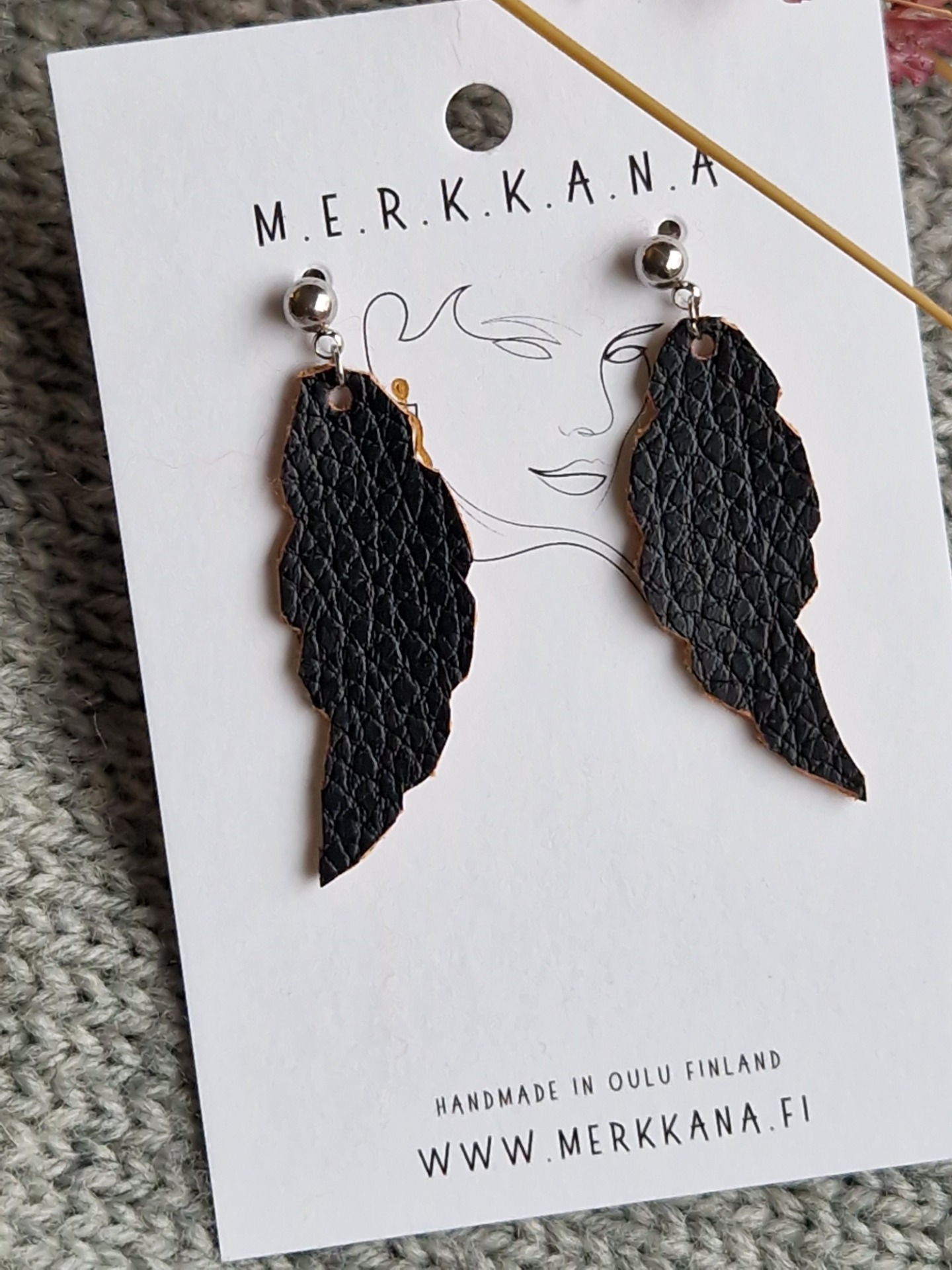 Kevyt nappikorvakoru.