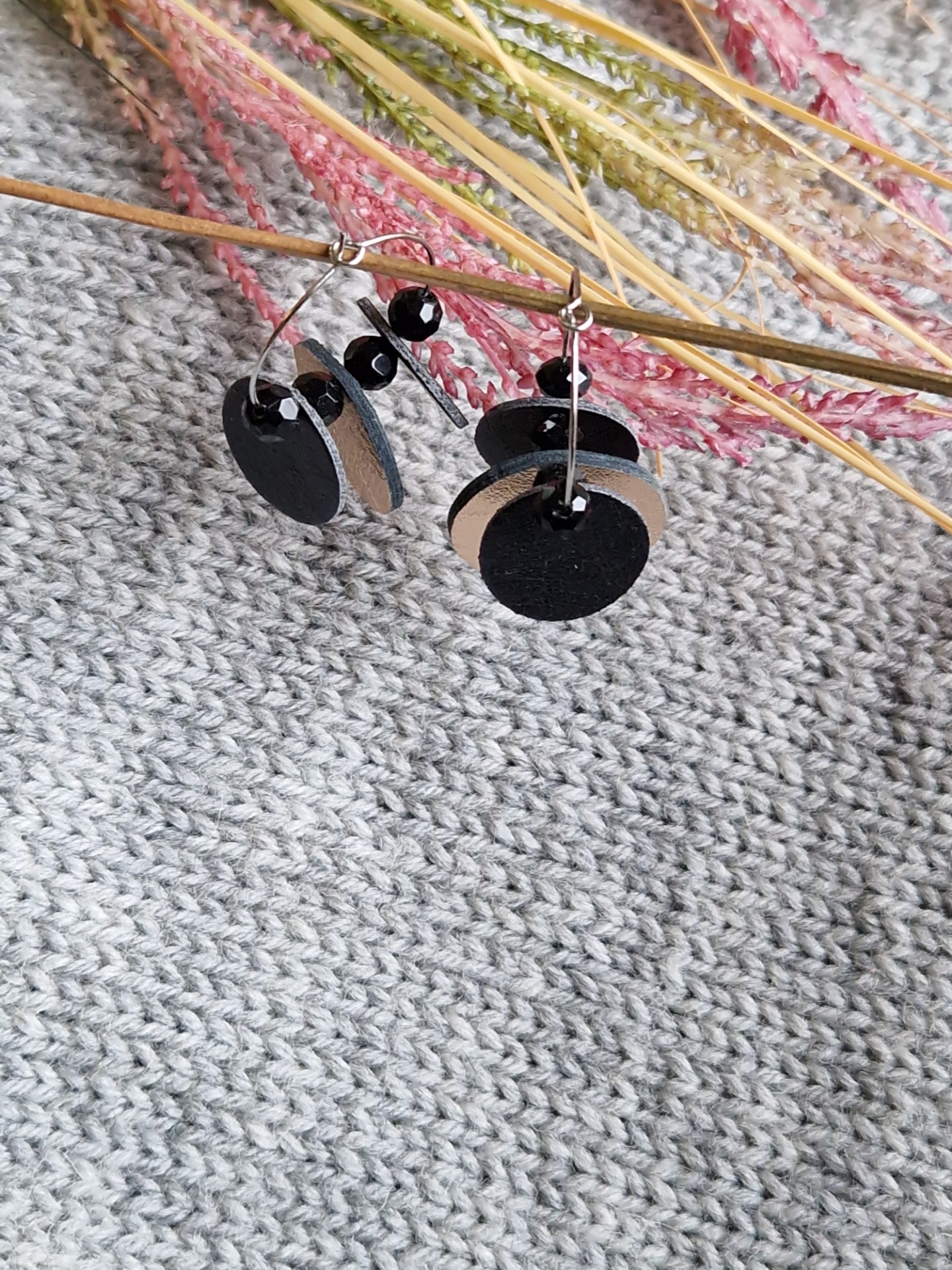 Lasihelmet renkaassa.